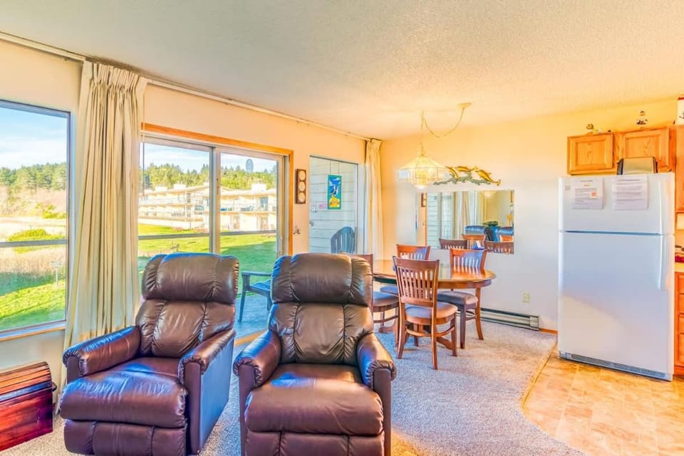Hi-Tide Resort Fireplace Dogs OK Unit 10 House in Moclips