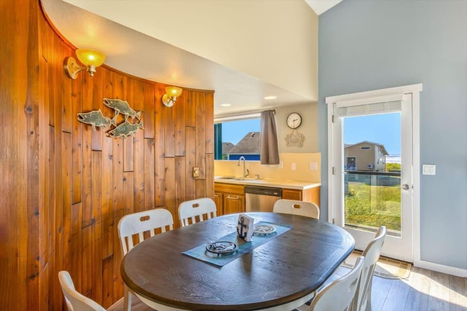 Hi-Tide Resort Top Floor Queen Bed Unit 32 House in Moclips