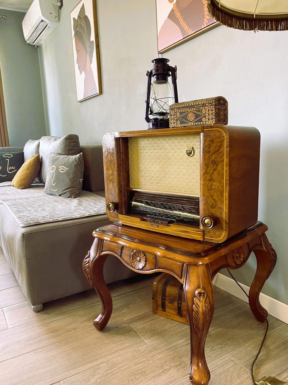 Living room, Seating area, Evening entertainment