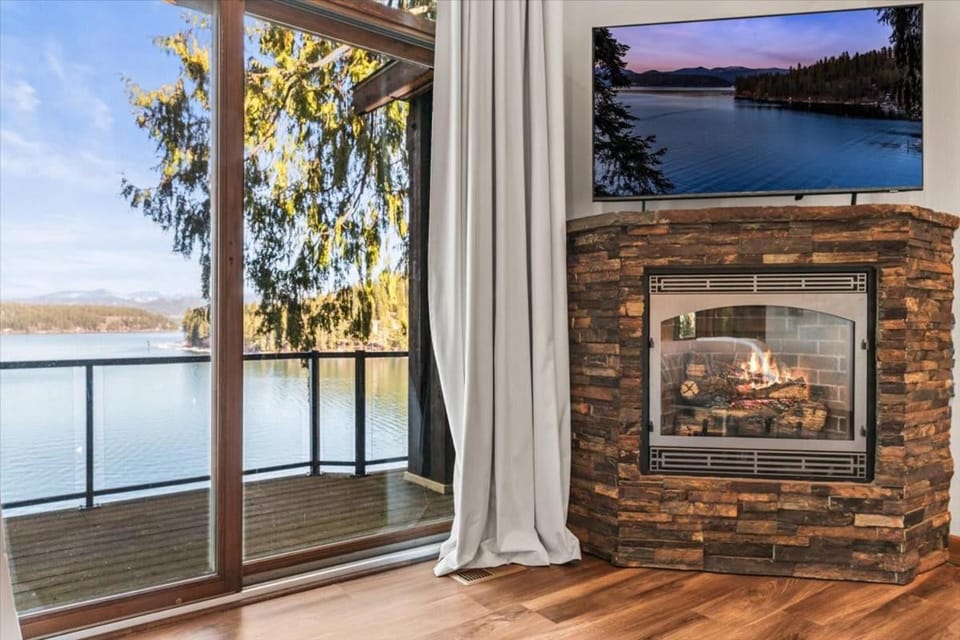 4BR Lakefront Hot Tub Boat Slip & Games House in Kootenai County