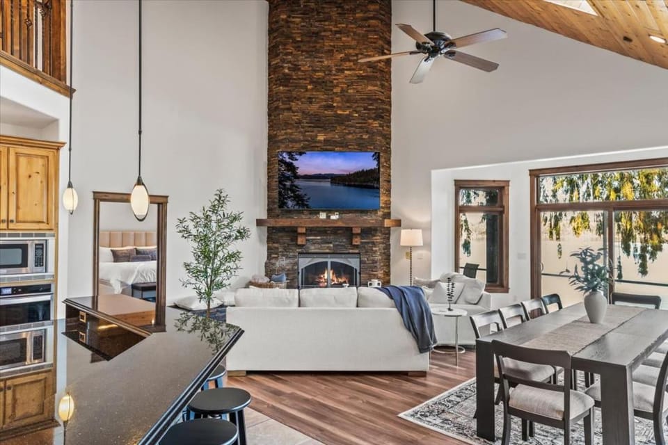 4BR Lakefront Hot Tub Boat Slip & Games House in Kootenai County