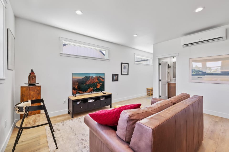 TV and multimedia, Living room, Evening entertainment