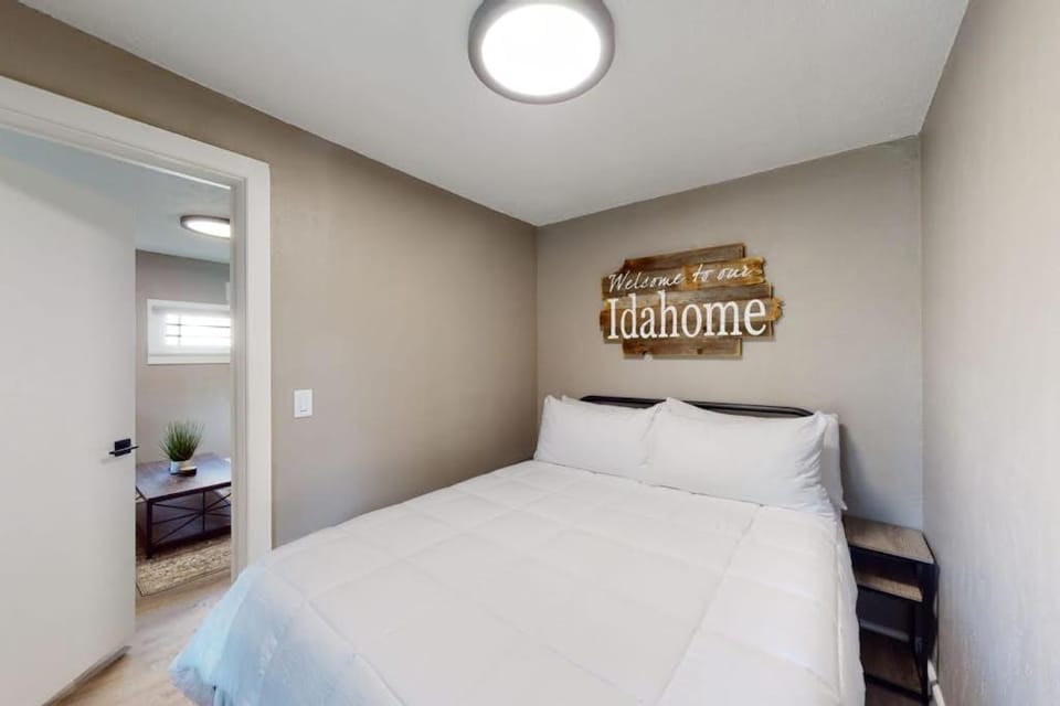 Two Bungalows 8 Guests Heart of CdA House in Coeur dAlene