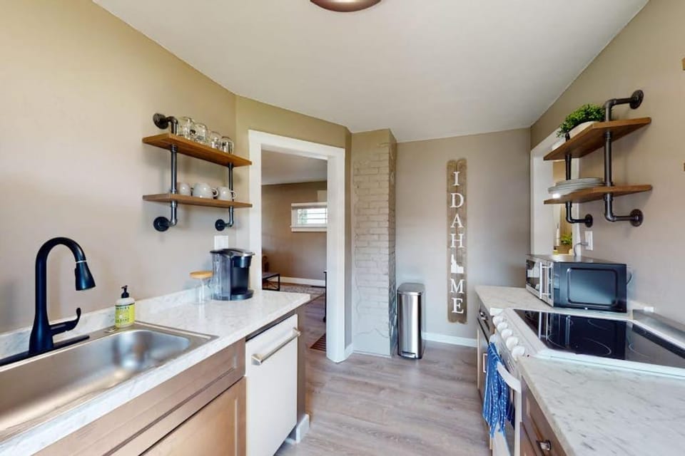 Two Bungalows 8 Guests Heart of CdA House in Coeur dAlene