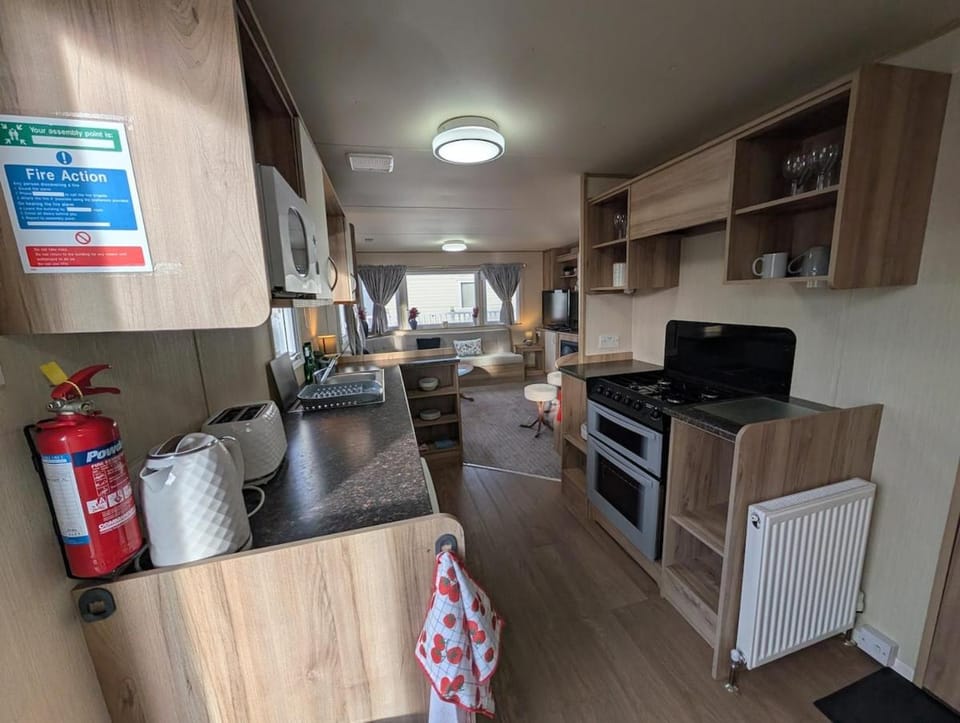 Coffee/tea facilities, Kitchen or kitchenette, oven, stove, toaster