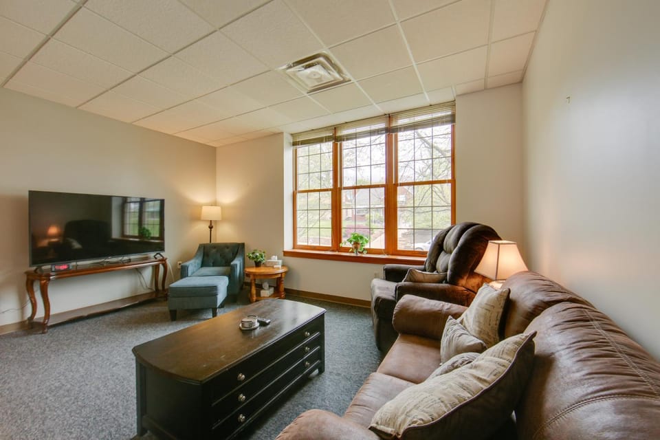 Work, Play & Explore: 9-Unit New Kensington Base Apartment in Allegheny River