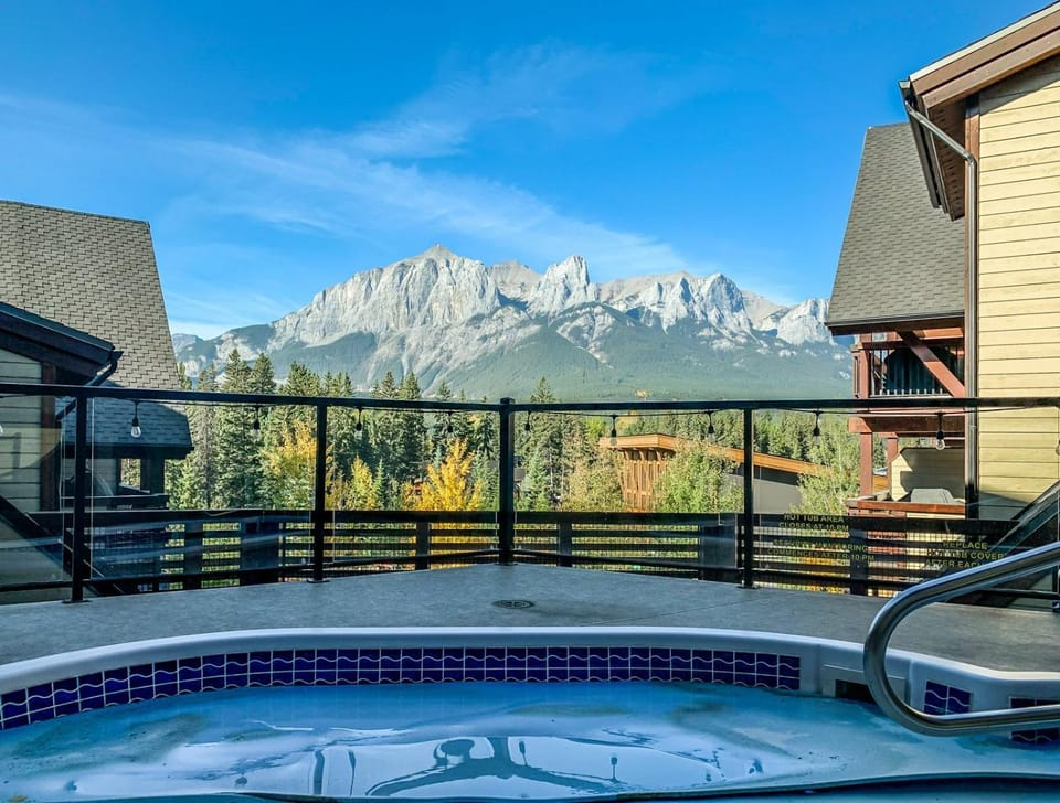 Spring Creek Courtyard Retreat Hot Tub, Pool Table & Trailside Access Apartment hotel in Canmore