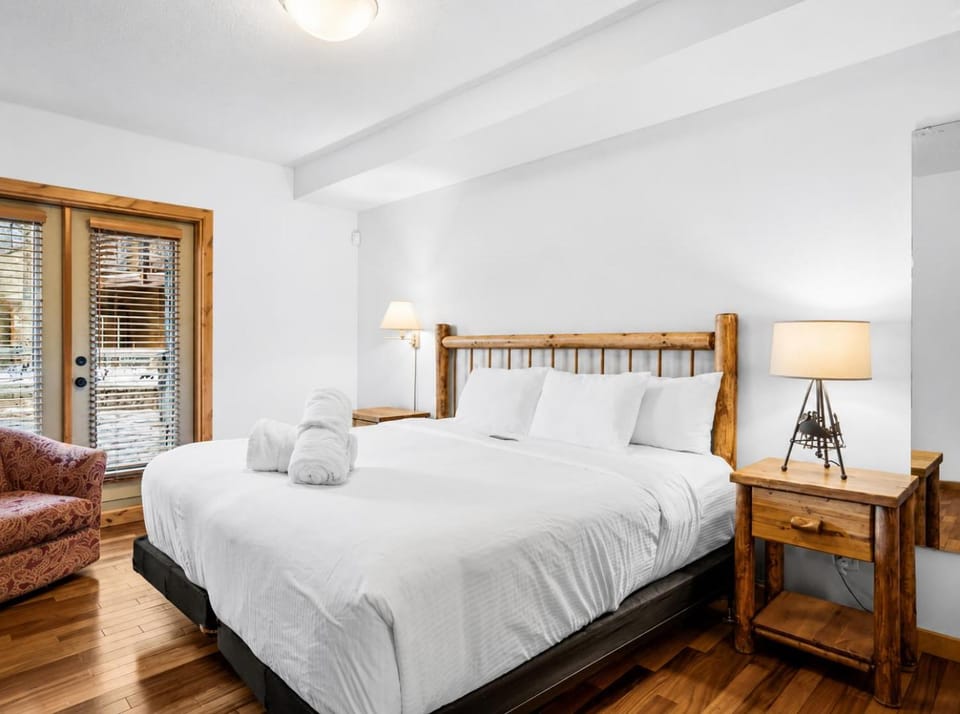 Spring Creek Courtyard Retreat Hot Tub, Pool Table & Trailside Access Apartment hotel in Canmore