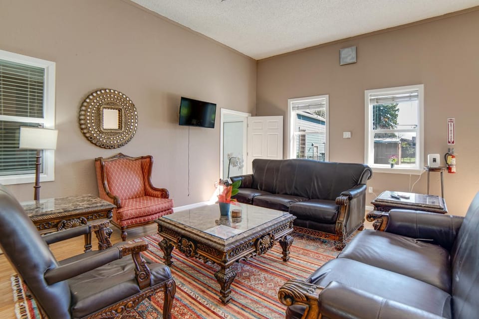 Walk to Clear Lake: 2-Unit Church Combo Stay! House in Lakeport