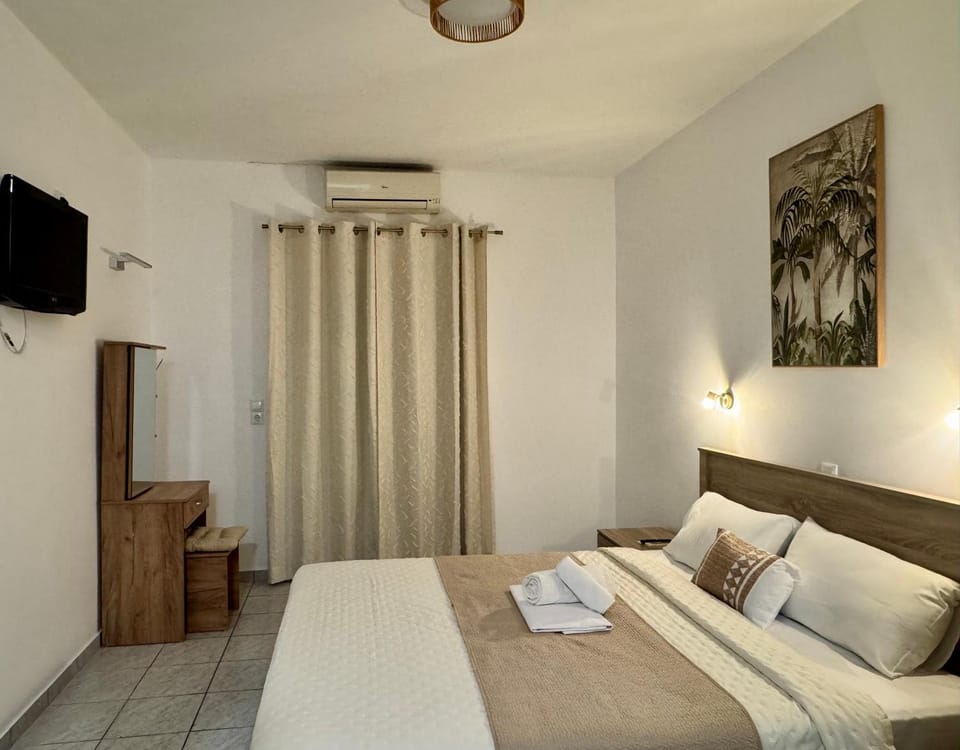 Bed, TV and multimedia, Photo of the whole room, Bedroom, towels, air conditioner