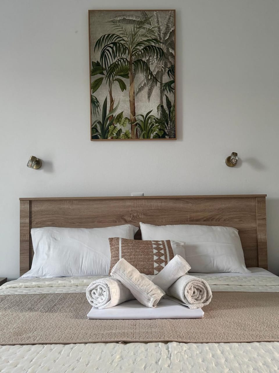 Bed, Photo of the whole room, Bedroom, towels
