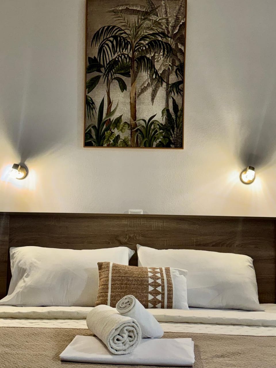 Bed, Photo of the whole room, Decorative detail, Bedroom