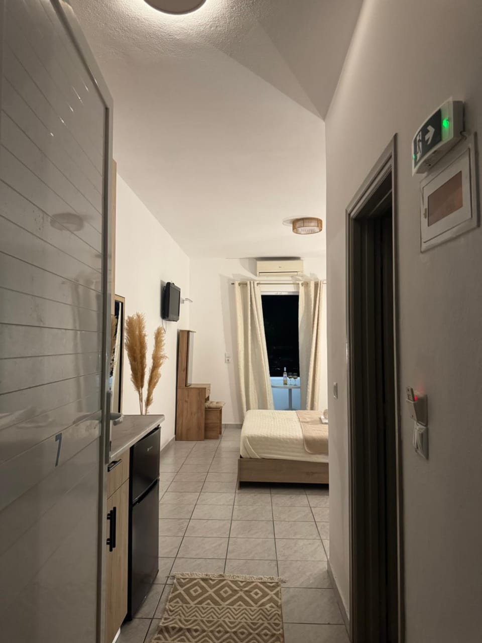 Bed, TV and multimedia, Photo of the whole room, Bedroom, air conditioner