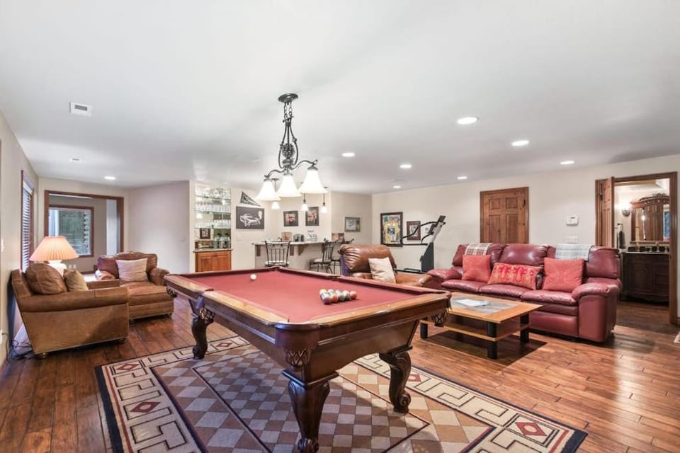 Riverfront 4BR Lodge Dock Sauna & Game Room House in Post Falls