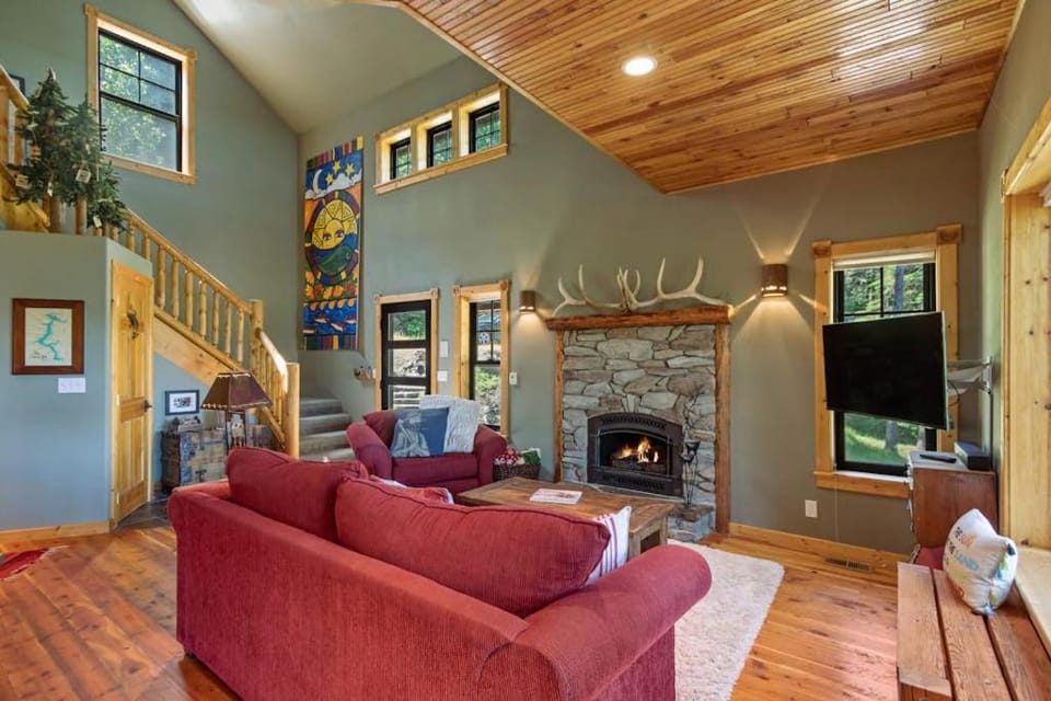 Lakeview cabin near Harrison with firepit Cabin in Kootenai County