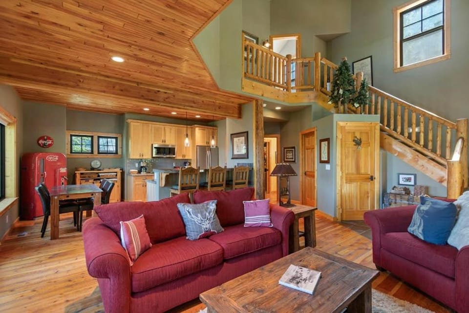 Lakeview cabin near Harrison with firepit Cabin in Kootenai County
