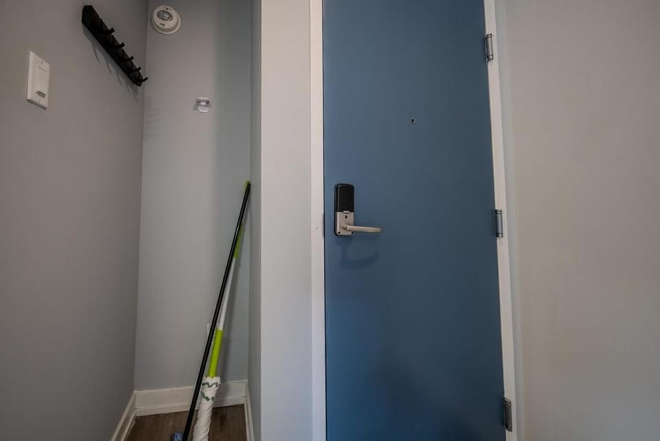 Central Ottawa Studio Near U Ottawa with AC Apartment in Gatineau