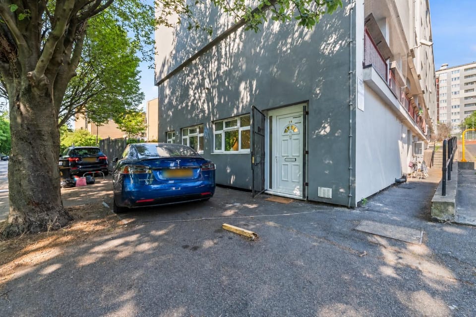 Property building, Neighbourhood, Street view, Location, Parking