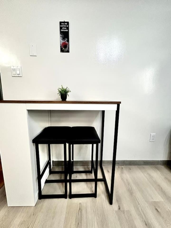 May, 50% Off. Sleep up to 10. 5 Mins to EWR. NYC Apartment in Newark