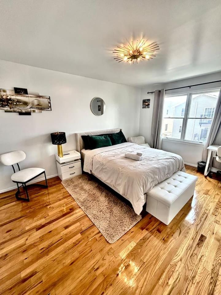 May, 50% Off. Sleep up to 10. 5 Mins to EWR. NYC Apartment in Newark