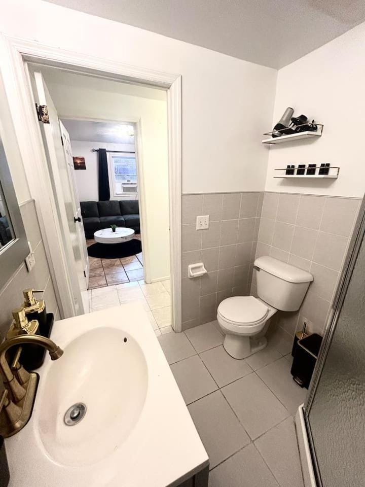 5 mins to EWR. Close to NYC/Times Square Apartment in Newark