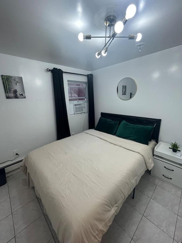 5 mins to EWR. Close to NYC/Times Square Apartment in Newark