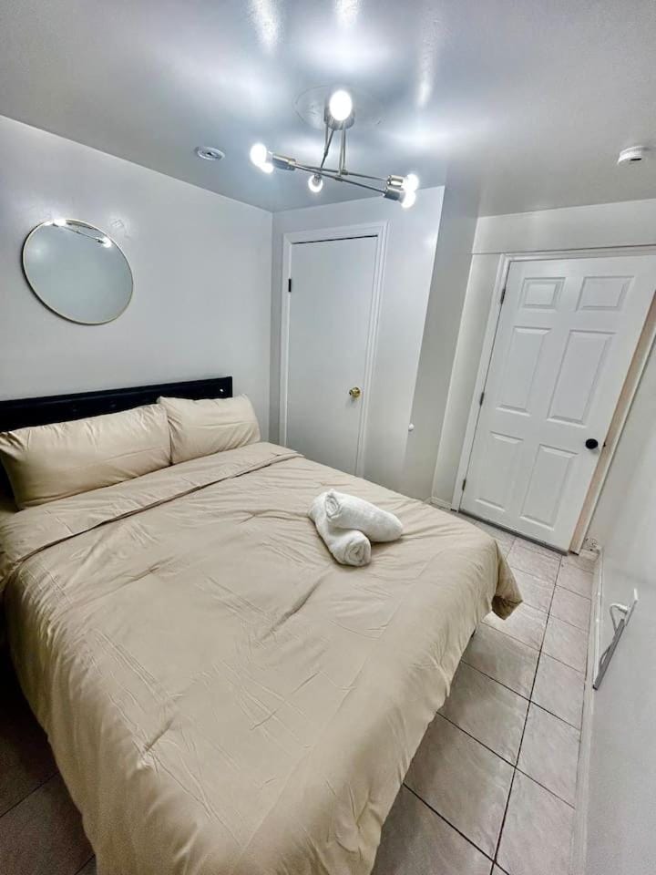 5 mins to EWR. Close to NYC/Times Square Apartment in Newark
