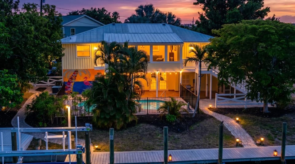 NEW Canal Family Home - Pool Kayaks Dock & Game Room House in Bradenton