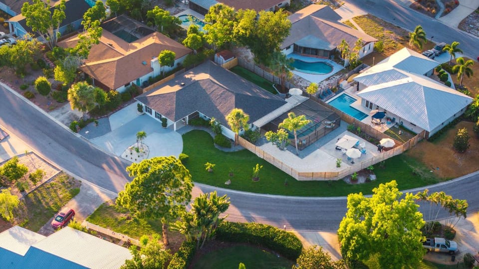 NEW - Pool - Near Beaches - Family Sleeps 14 - Mini Golf - Fire Pit House in Bradenton