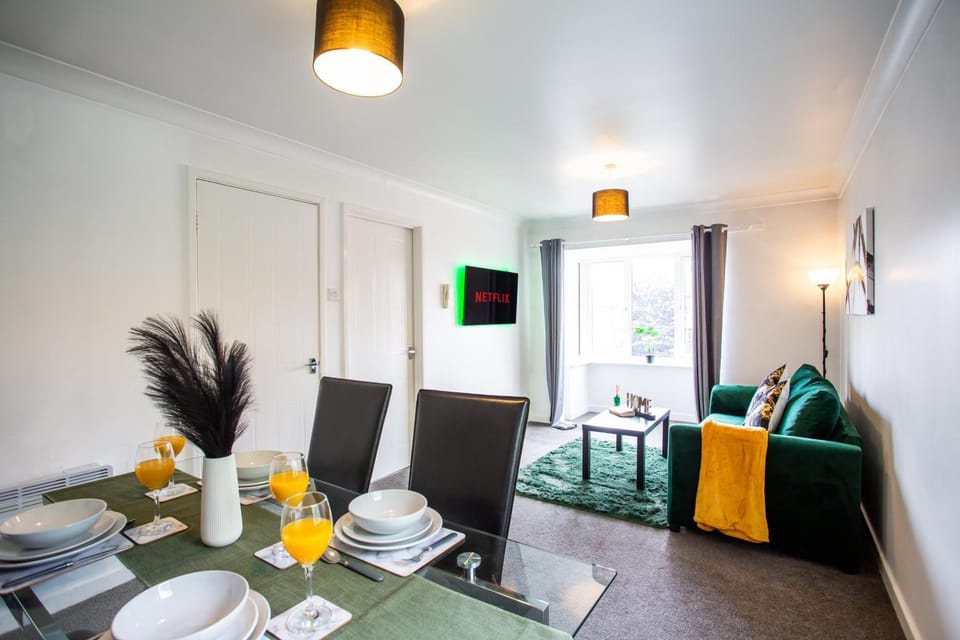 TV and multimedia, Living room, Seating area, Dining area