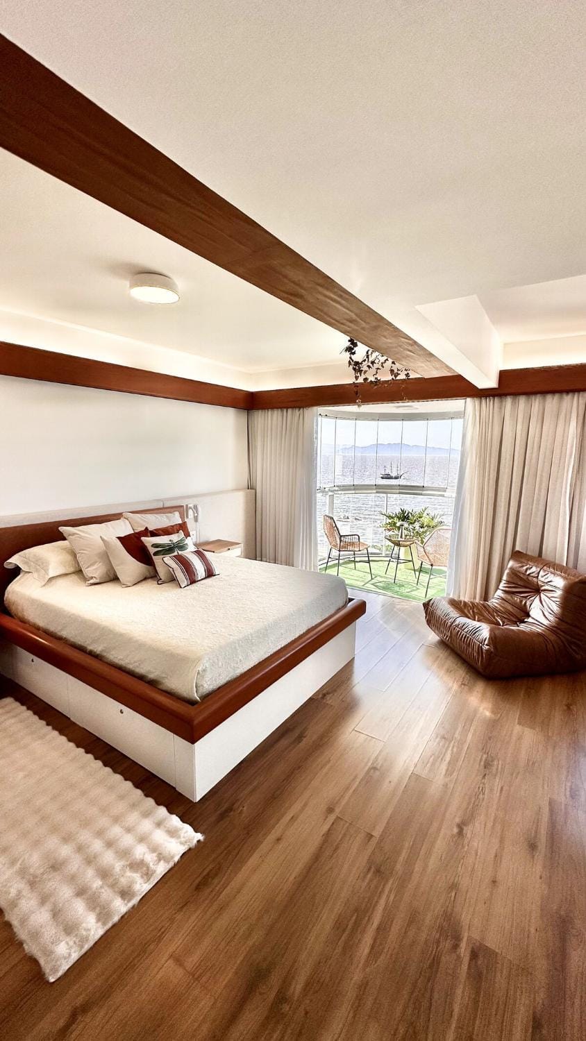 The best waterfront view in downtown Apartment in Florianopolis
