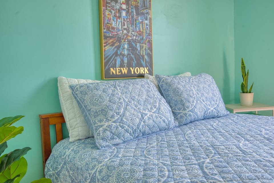 Spacious 3BR in Flatbush w King Bed, 2 Queens, Fast Wifi, AC Apartment in Flatbush