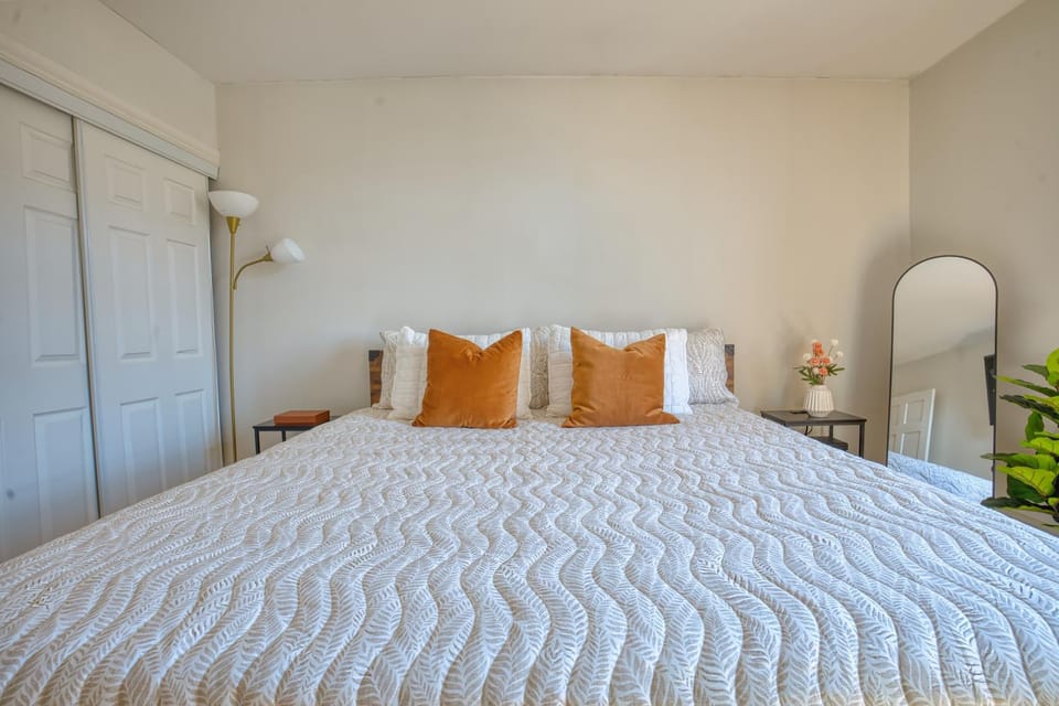 Spacious 3BR in Flatbush w King Bed, 2 Queens, Fast Wifi, AC Apartment in Flatbush