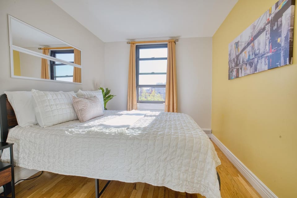 Spacious 3BR in Flatbush w King Bed, 2 Queens, Fast Wifi, AC Apartment in Flatbush
