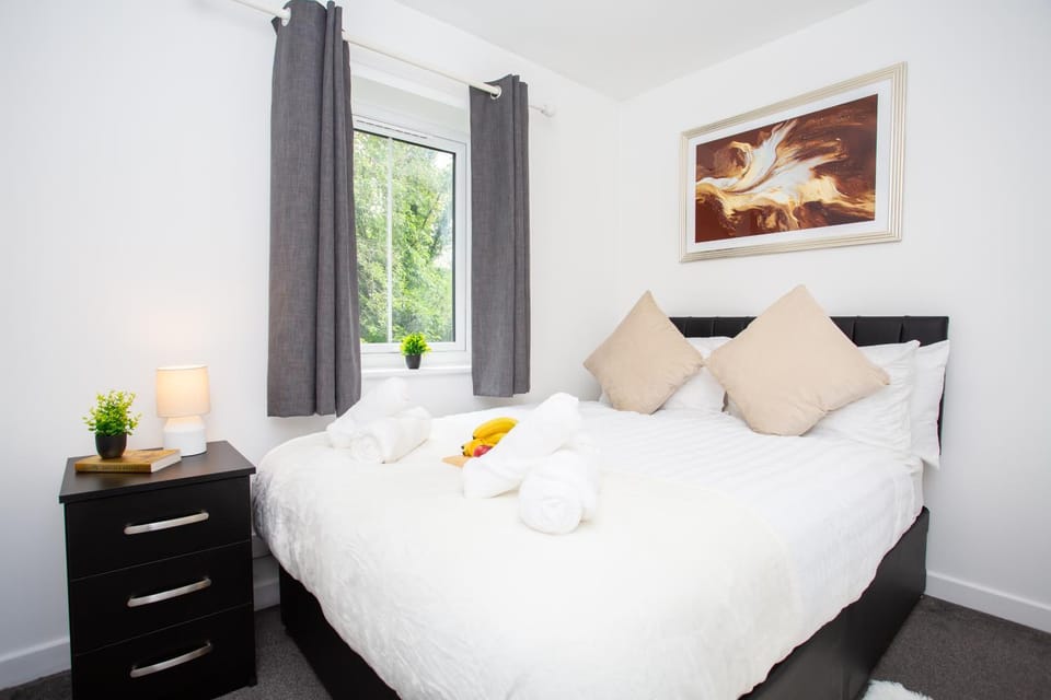 Bed, Photo of the whole room, Bedroom, towels