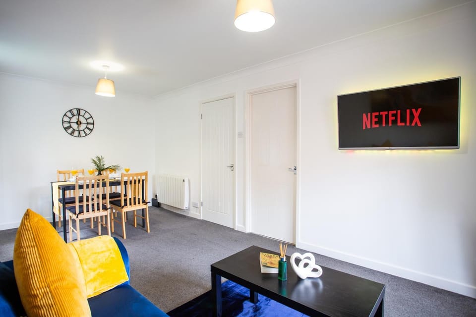 Communal lounge/ TV room, TV and multimedia, Living room, Seating area, Dining area, Evening entertainment