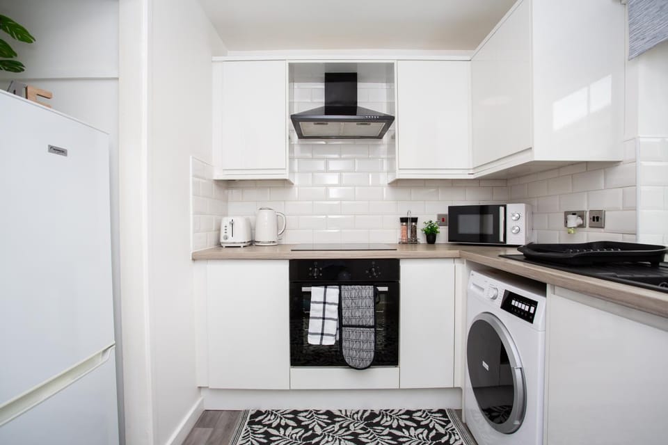 Coffee/tea facilities, Kitchen or kitchenette, oven, stove, toaster, washing machine