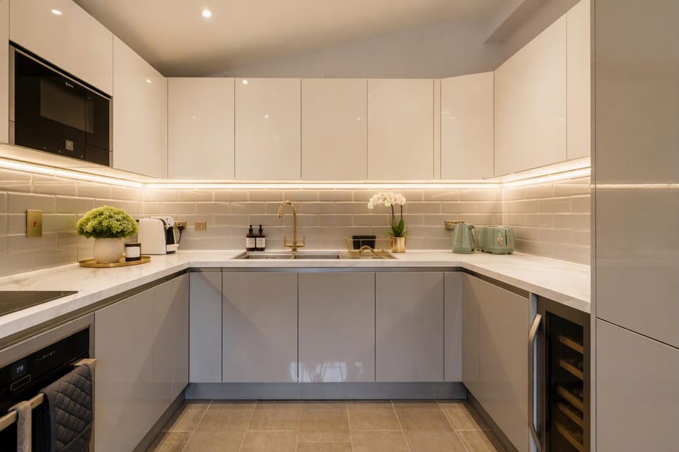 Kitchen or kitchenette, dishwasher, minibar, stove