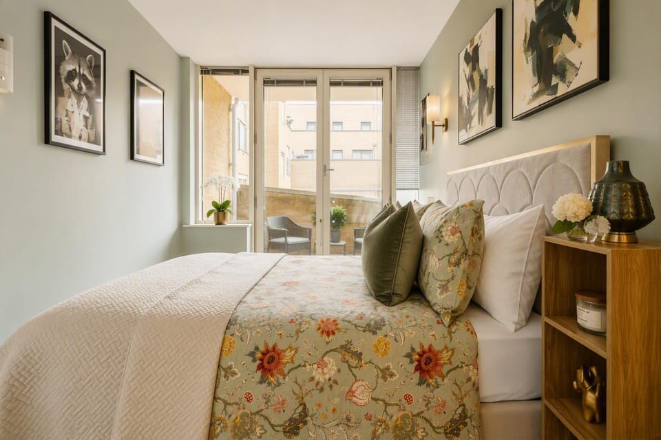 Bed, Living room, Photo of the whole room, Seating area, Bedroom