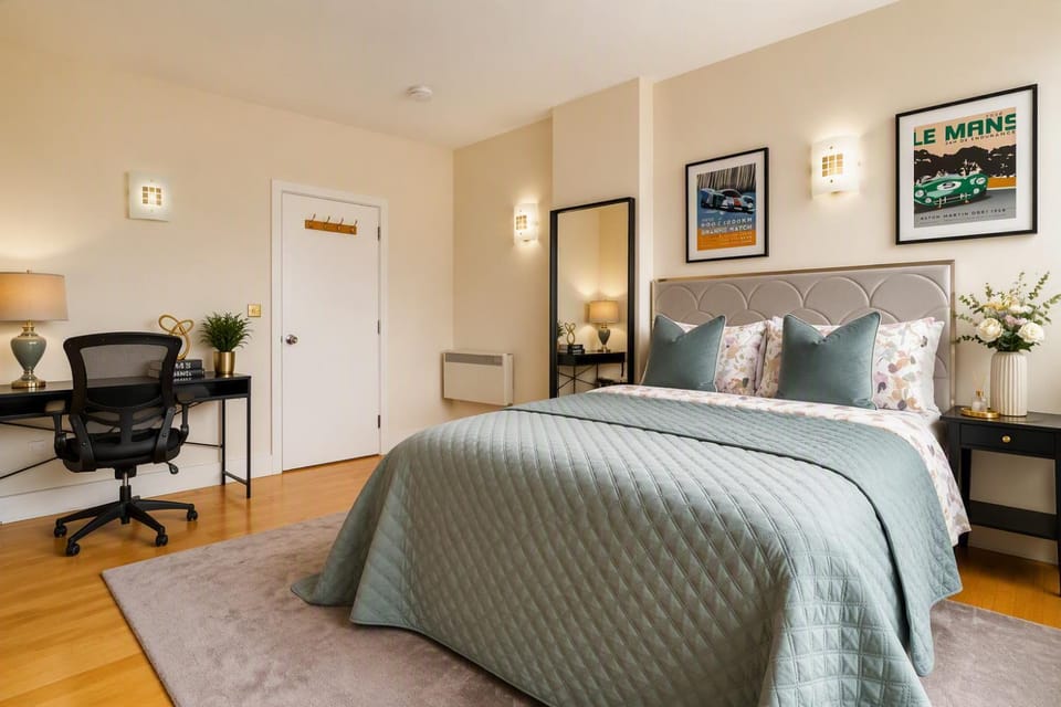 Bed, Living room, Photo of the whole room, Seating area, Bedroom, hair dresser