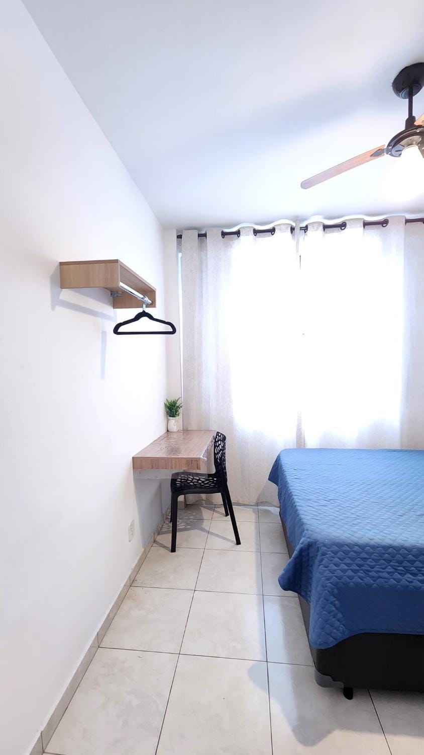 Apartamento 09 - 200 metros da praia e do comércio do Boqueirão - Wi Fi - Garagem - Até 4 pessoas - Fará tudo a pé Apartment in State of São Paulo