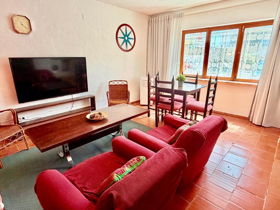 Communal lounge/ TV room, TV and multimedia, Living room, Seating area, Dining area, Evening entertainment
