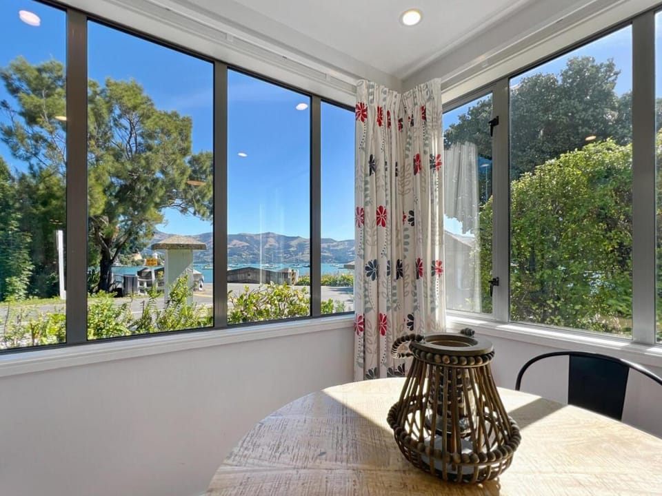 Groundfloor Waterfront 2Bed Harbour View Apartment Apartment in Akaroa