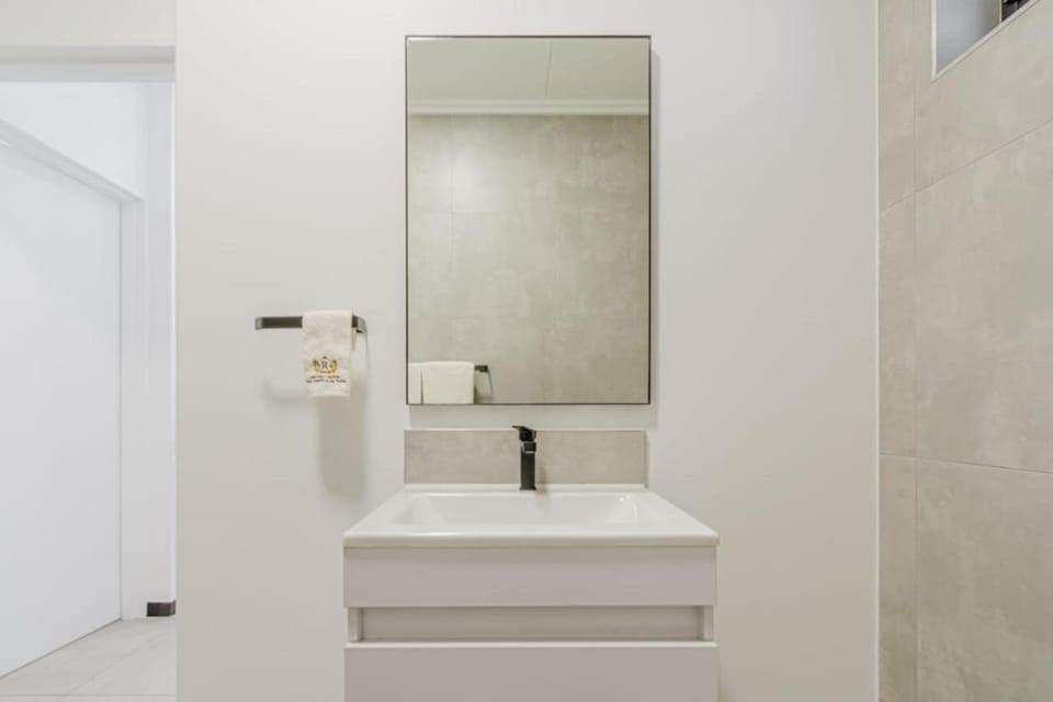 Royalty Suites in Chartwell Sandton Apartment in Sandton
