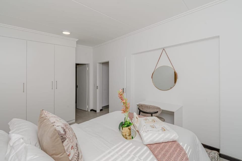 Royalty Suites in Chartwell Sandton Apartment in Sandton