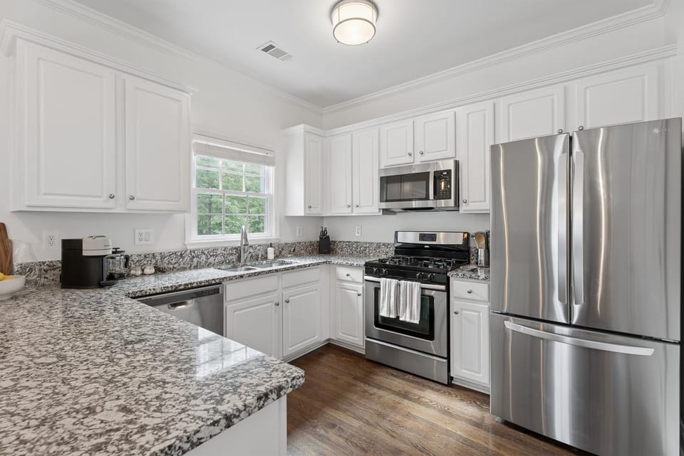 Coffee/tea facilities, dishwasher, microwave, oven, stove, kitchen