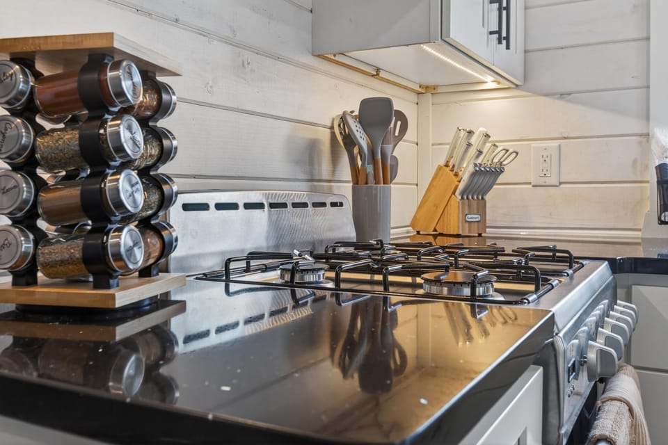 Private Tiny Home Surrounded By Farmland W/Hottub House in Paradise