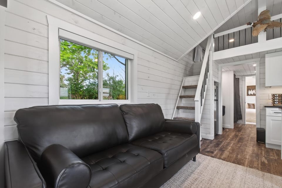 Private Tiny Home Surrounded By Farmland W/Hottub House in Paradise