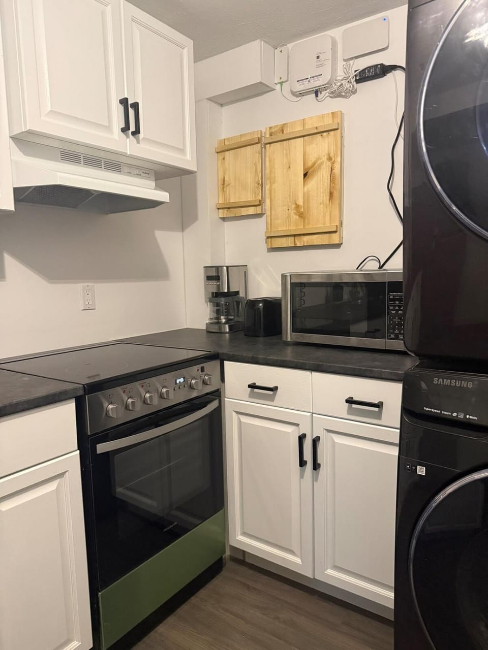 Modern Upper Basement Theatre Suite of Hinton! Apartment in Hinton
