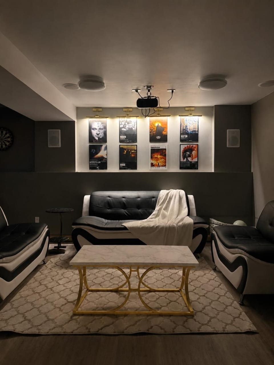 Modern Upper Basement Theatre Suite of Hinton! Apartment in Hinton